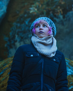 mujer observando la naturaleza, mujer con cabello rosa y gorro observa la vegetaci&oacute;n, chica joven y moderna perdida en la naturaleza