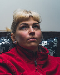 Mujer ucraniana reflexiona sobre la guerra, mujer rubia con jersey rojo pensando, chica joven...