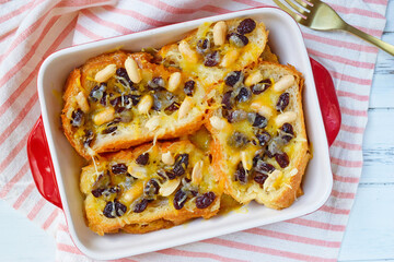 四旬節 （クアレスマ）に食べるメキシコの伝統的なデザート　カピロターダ　コピースペースあり　Capirotada (Mexican Bread Pudding), a traditional Mexican dessert eaten during Cuaresma, with copy space