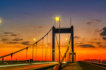Brücke in Duisburg Ruhrort in der Abenddämmerung mit Lichtspuren