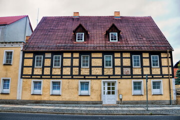 Fototapeta premium niesky, deutschland - altes fachwerkhaus