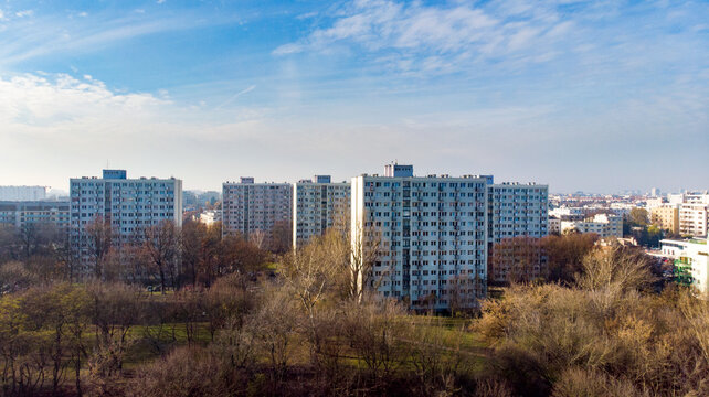bloki mieszkalne w dużym mieście