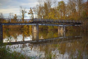 Kleine Brücke über Fluss