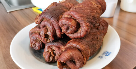 Rinderrouladen auf einem weißen Teller gestapelt