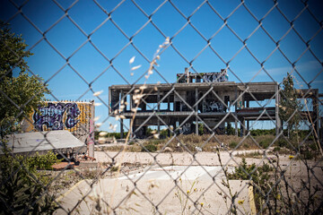 Fototapeta premium Building in ruins, with graffiti art