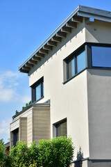 Fassade einer neu gebauten modernen Mehrfamilien-Wohnanlage