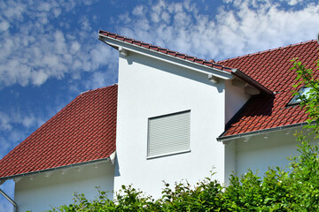 Fassade einer neu gebauten modernen Mehrfamilien-Wohnanlage