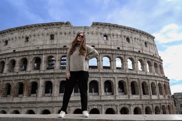 Crédence de cuisine en verre imprimé Rome Tourist girl posing in front of Colosseum in Rome, Italy