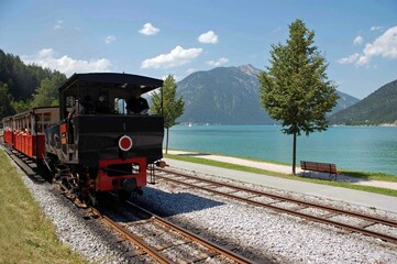 Achensee in Tirol mit Achenseebahn und Pertisau