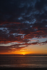 abendrot am meer mit sonnenuntergang urlaubsstimmung tief rote wolken und sonnenstrahlen am ozean