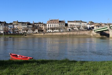 Obraz premium La ville de Tournus le long de la rivière Saône, vue d'ensemble, ville de Tournus, département de Saône et Loire, France