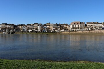 Obraz premium La ville de Tournus le long de la rivière Saône, vue d'ensemble, ville de Tournus, département de Saône et Loire, France