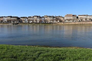 Fototapeta premium La ville de Tournus le long de la rivière Saône, vue d'ensemble, ville de Tournus, département de Saône et Loire, France