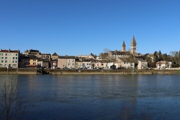 La ville de Tournus le long de la rivière Saône, vue d'ensemble, ville de Tournus, département de Saône et Loire, France