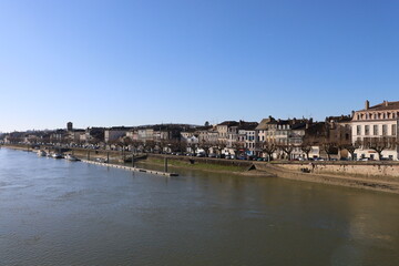 Fototapeta premium La ville de Tournus le long de la rivière Saône, vue d'ensemble, ville de Tournus, département de Saône et Loire, France