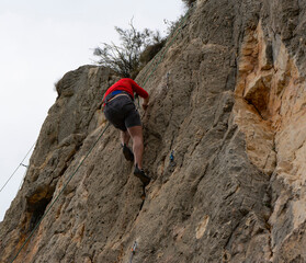 HOMBRE ESCALANDO UNA PARED ROCOSA