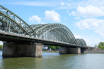 FU 2021-05-13 Rheinhafen 35 Eine Brücke führt über den Fluss