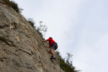 HOMBRE ESCALANDO UNA PARED ROCOSA