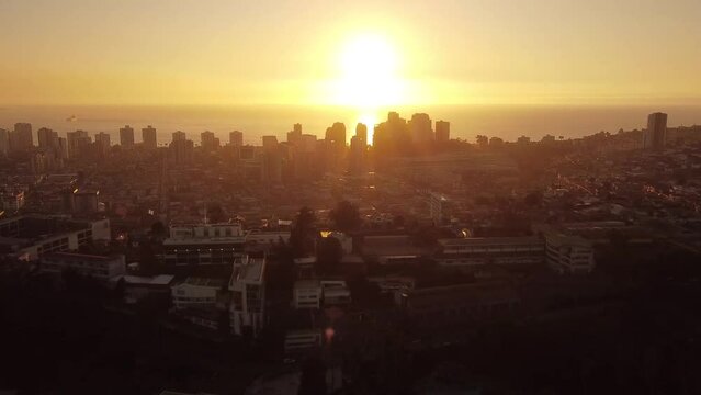 vuelo hacia la ciudad al atardecer