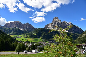 Corvara Südtirol Provinz Trentino mot Col Pradat und Wappen im Sommer 
