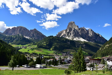 Corvara Südtirol Provinz Trentino mot Col Pradat und Wappen im Sommer 