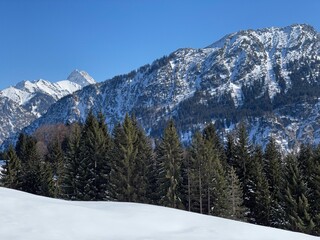 Vom schneebedeckten Hang nahe des Wegs von der Bergstation des Söllerecks zur Hochleite bietet...