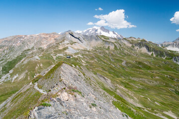 Crête des Gittes, vue sur le Mont Blanc et le refuge du col de la croix du Bonhomme