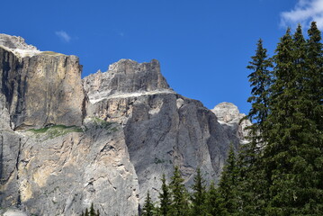 Fototapeta na wymiar bergmassiv sass pordoi mit seilbahn in den dolomiten in südtirol im sommer
