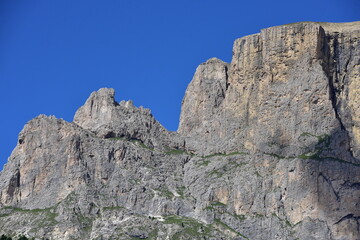 Fototapeta na wymiar bergmassiv sass pordoi mit seilbahn in den dolomiten in südtirol im sommer