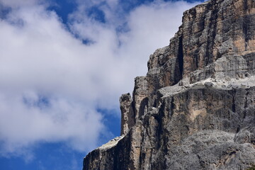 bergmassiv sass pordoi mit seilbahn in den dolomiten in südtirol im sommer