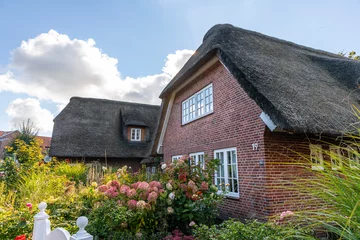 Tuinposter Ein großes, ostfriesisches Bauernhaus mit reetgedecktem Dach © Hendrik