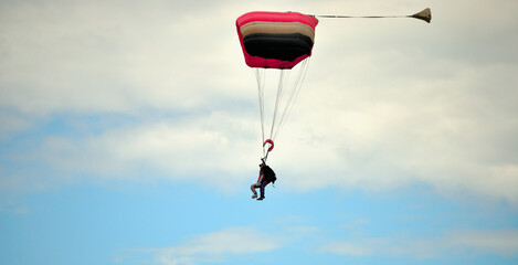 Duas pessoas a saltar de paraquedas, skydive, desporto radical - obrazy, fototapety, plakaty
