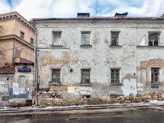Fototapeta na wymiar Old crumbling house in Khokhlovsky lane