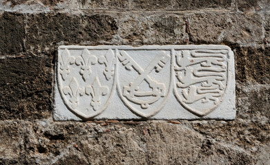 picture coat of arms and keys,
