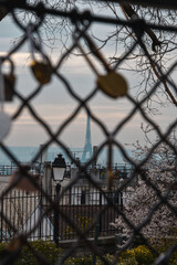 Foto de la Torre Eiffel a trav&eacute;s de una valla con candados en Par&iacute;s, Francia