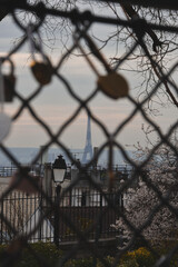 Foto de la Torre Eiffel de Par&iacute;s desde Montmartre, Francia, con candados