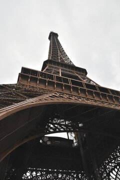 Foto de la Torre Eiffel desde abajo, París, Francia