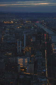 Foto del atardecer sobre los edificios de la ciudad de París con el río Sena desde la Torre Eiffel