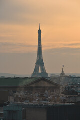 Fototapeta na wymiar Foto de la Torre Eiffel en la ciudad de París con el atardecer, Francia