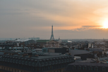Fototapeta na wymiar Foto de la Torre Eiffel en la ciudad de París con el atardecer, Francia