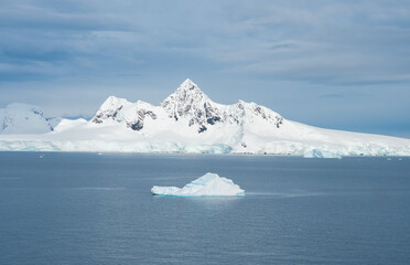 Fototapeta na wymiar Stunning icy landscapes along Wilhelmina Bay, Antarctic Peninsula, Antarctica