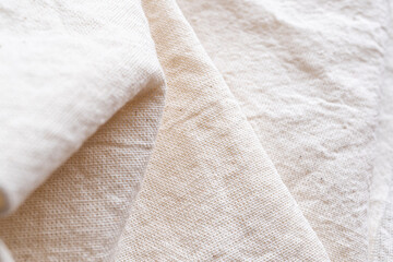 textura de tela de manta cruda con dobleces, color crema para bordado o creaciones textiles 