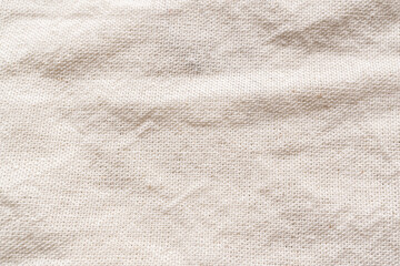 textura de tela de manta cruda con dobleces, color crema para bordado o creaciones textiles 