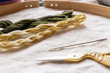 materiales para bordar, madejas de hilo de algodón para bordar de verde y amarillo trenzados con...