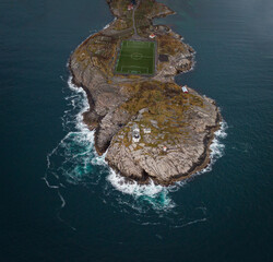 Stadio di henningsvær dall'alto, arcipelago delle Lofoten,