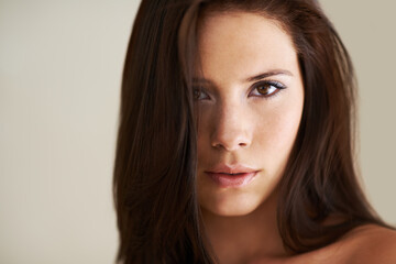 Obraz premium Its a brunette thing. Closeup portrait of a goregous young woman.