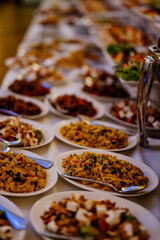 Słone przekąski na białym talerzu