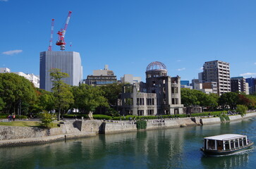 原爆ドームと観光船