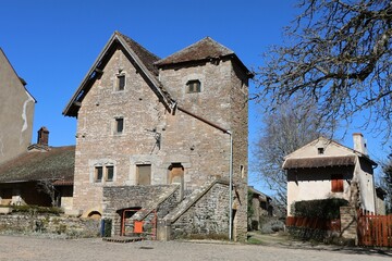 Fototapeta na wymiar Maison typique, vue de l'extérieur, dans le village médiéval de Brancion, ville de Martailly Les Brancion, département de Saône et Loire, France
