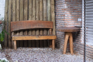 banco de madeira no jardim